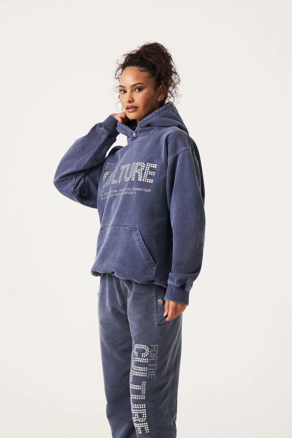 Dames joggingpak met strassletters – Hoodie en broek met relaxed fit
