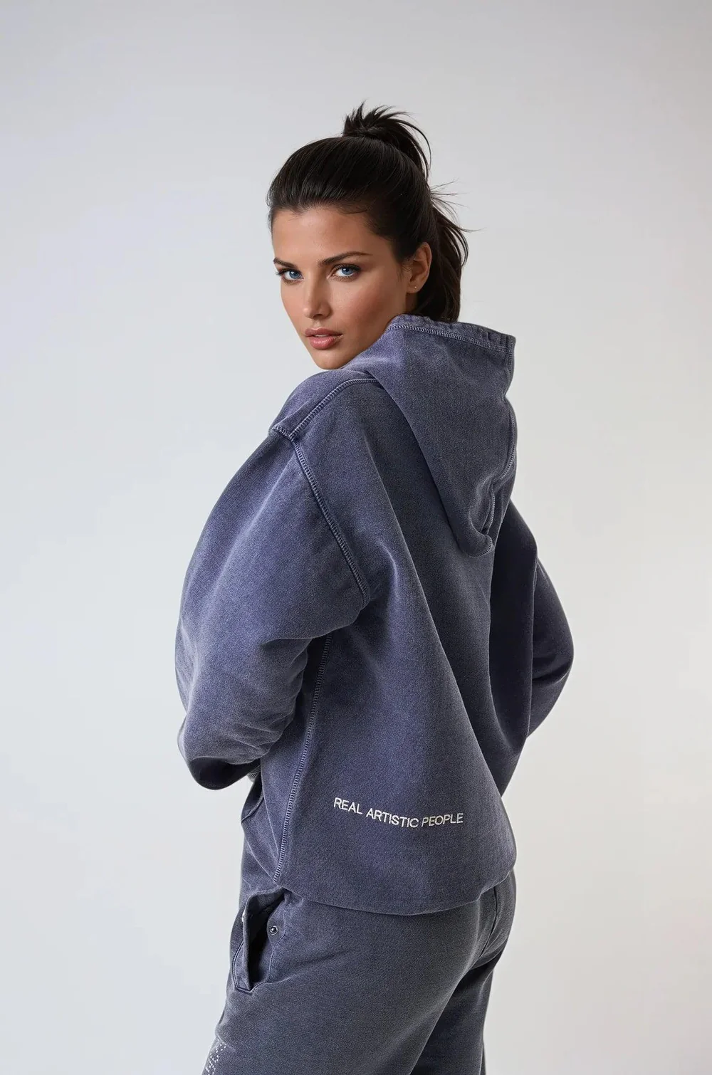 Dames joggingpak met strassletters – Hoodie en broek met relaxed fit