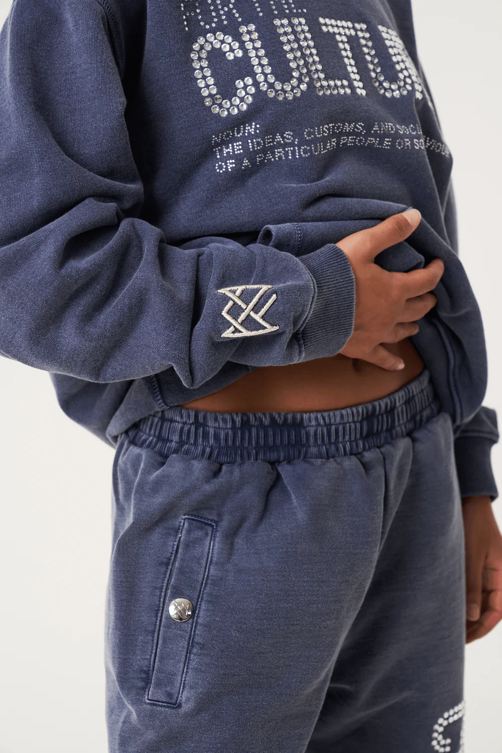 Dames joggingpak met strassletters – Hoodie en broek met relaxed fit
