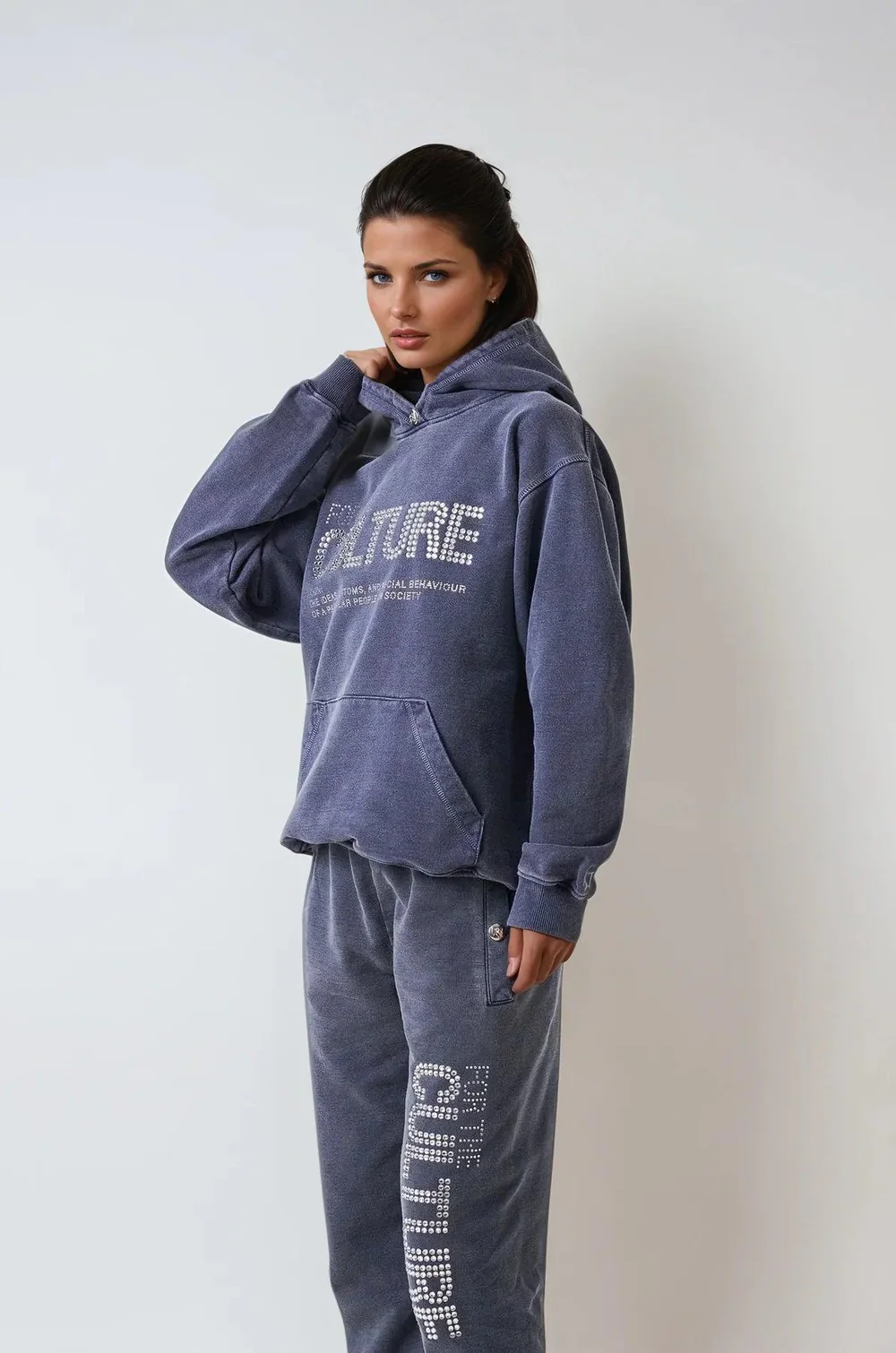 Dames joggingpak met strassletters – Hoodie en broek met relaxed fit