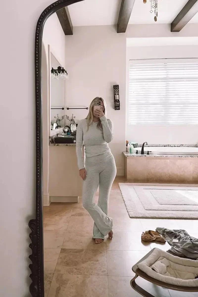 Dames lounge set – Ribstof met stretch en aangesloten pasvorm
